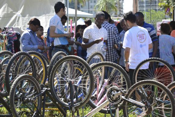 Refugiados recebem bicicletas para facilitar mobilidade