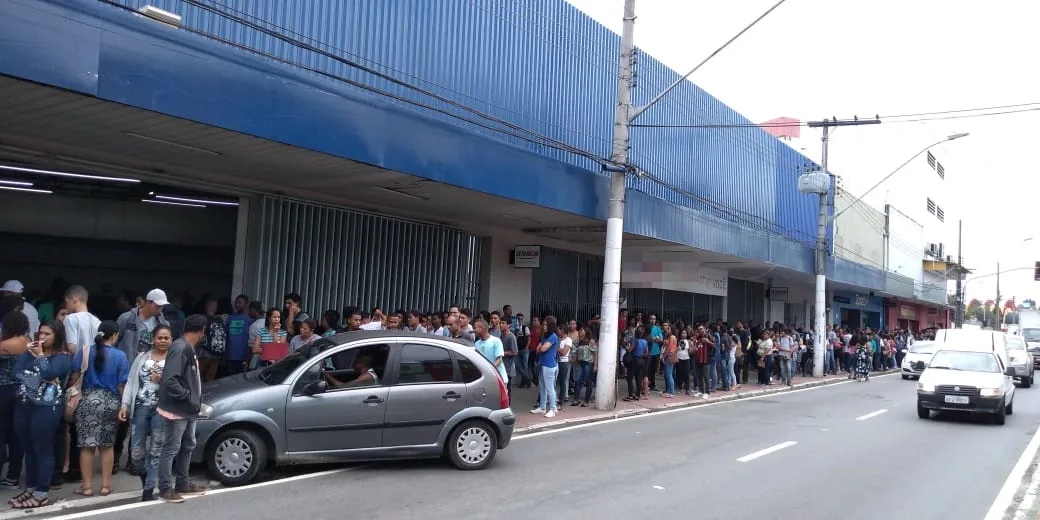 Vagas de emprego em supermercado reúnem mais de mil pessoas em Vitória