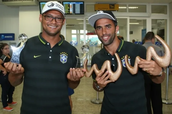 Jogadores da Seleção Brasileira de Futebol de areia fazem amistoso em Linhares