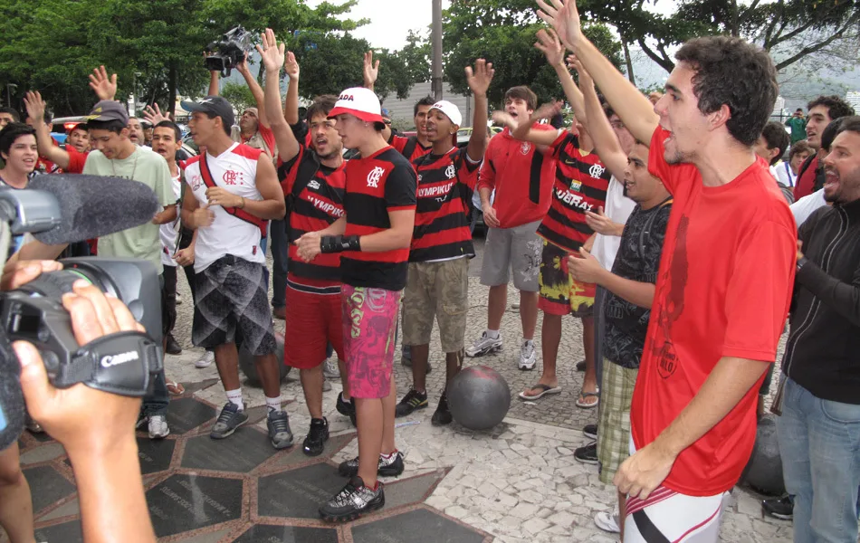 Elenco do Flamengo é alvo de protesto na volta ao Rio após queda na Libertadores