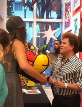 VÍDEO| Mulher destrói obra de Romero Britto após pintor supostamente ter humilhado funcionários