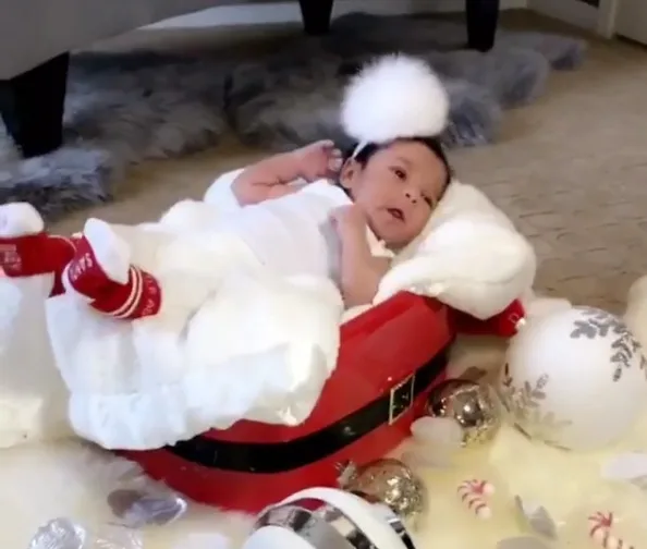 Filha de Robert Kardashian aparece pronta para seu primeiro Natal