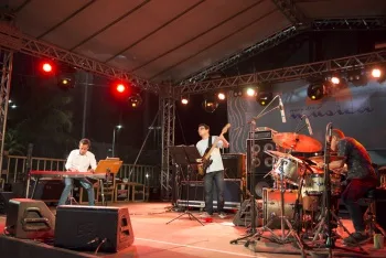 Mar da Música: Juliano Gauche, Sandrera e Silva são atrações em Camburi