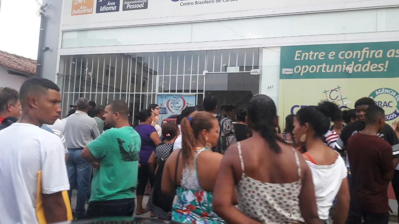 Mais de 2 mil capixabas fazem fila para conseguir emprego na Serra