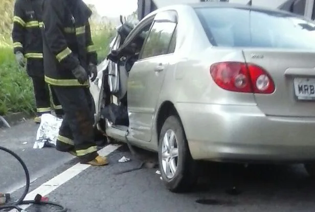 Idosa morre após bater o carro na BR 262 em Conceição do Castelo