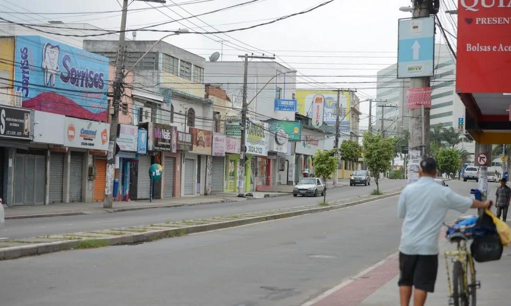 Vendas do varejo caem 16,2% em março, maior tombo da série histórica, diz Serasa