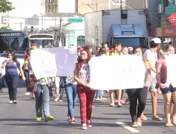 Alunos de escolas estaduais protestam contra reposição de aula aos sábados