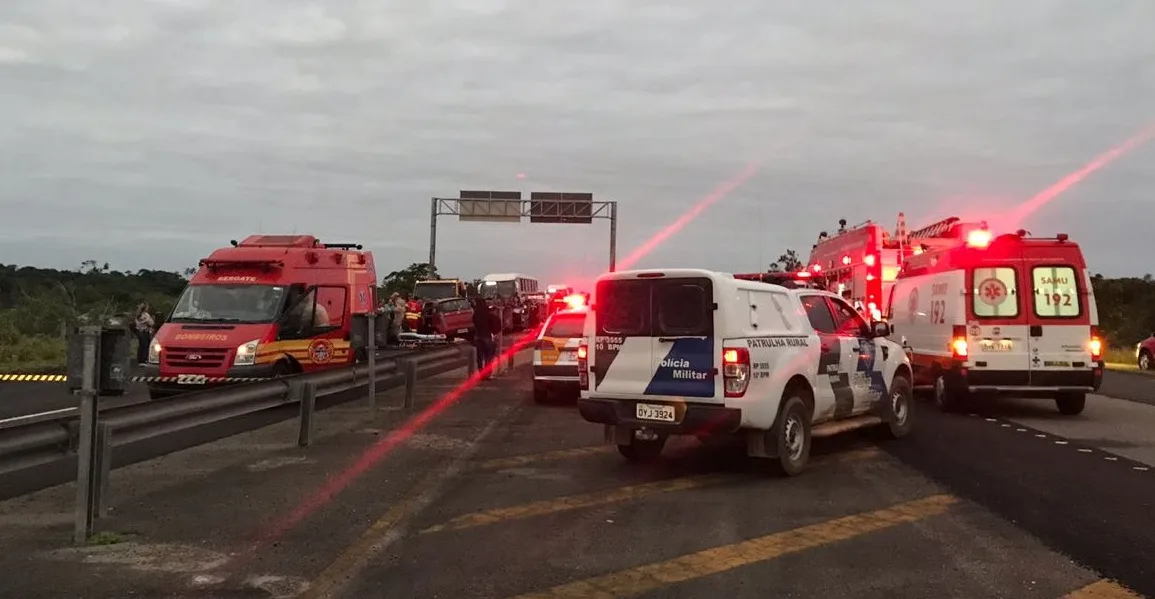 Capotamento deixa quatro pessoas feridas na Rodovia do Sol em Guarapari