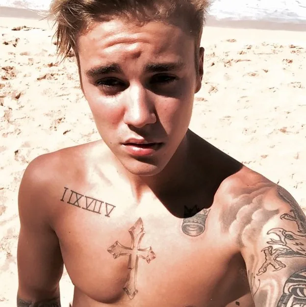 Justin Bieber coloca a cara no sol e posta foto sem camisa