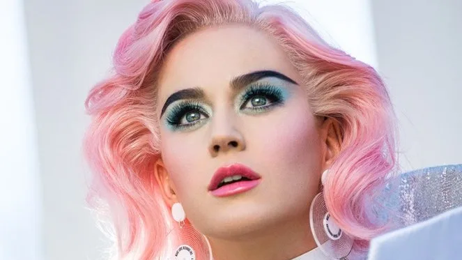 Katy Perry aconselha sobre enviar mensagens de texto e fãs relembram tweet de John Mayer sobre o assunto