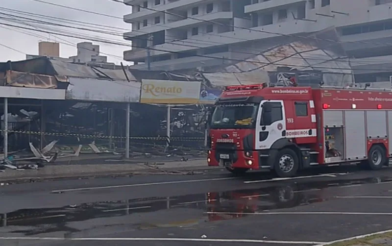 Comerciantes afetados por incêndio em Guarapari trabalharão provisoriamente em outra área