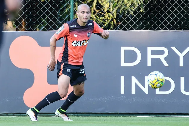 De volta ao Brasil, Fábio Santos terá disputa com Douglas Santos no Atlético-MG