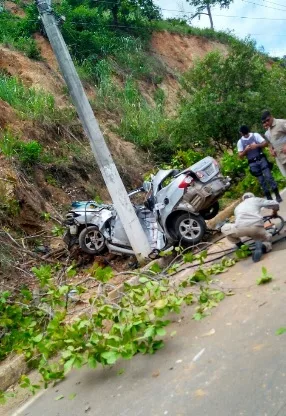 Jovem morre após perder controle da direção e bater contra poste em Nova Venécia