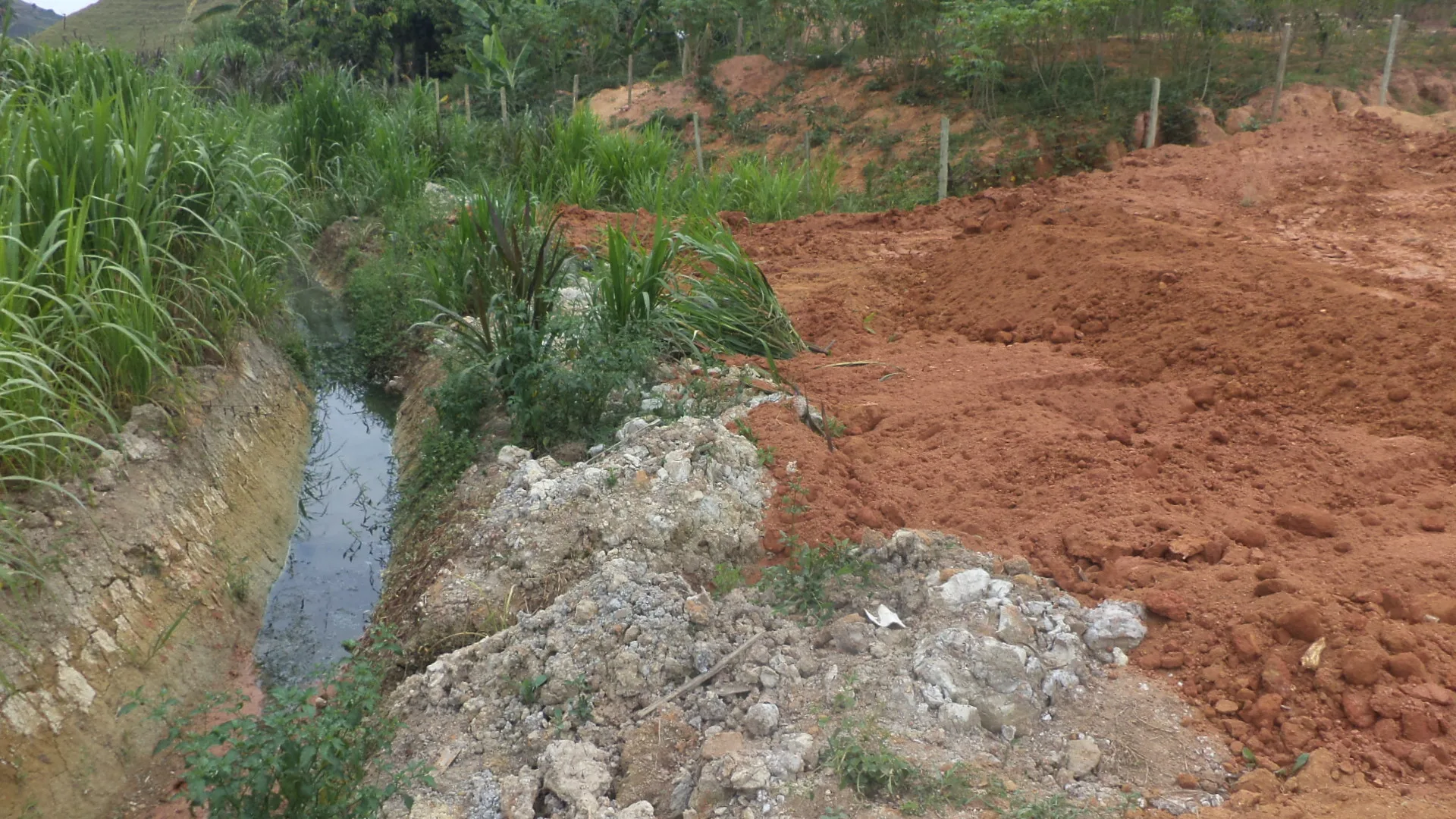 Aterros irregulares causam dano ambiental no município de Alegre