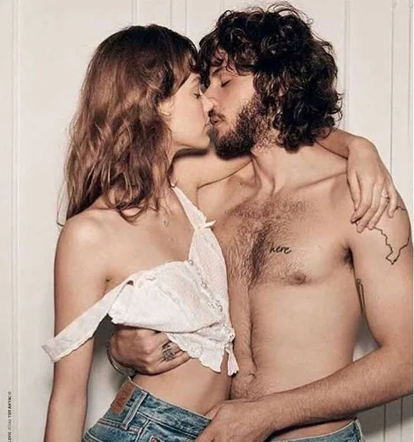 Chay Suede e Laura Neiva abrem a intimidade e posam em clima sensual para revista