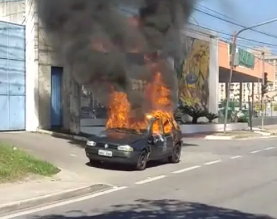 VÍDEO | Carro pega fogo em Laranjeiras, na Serra