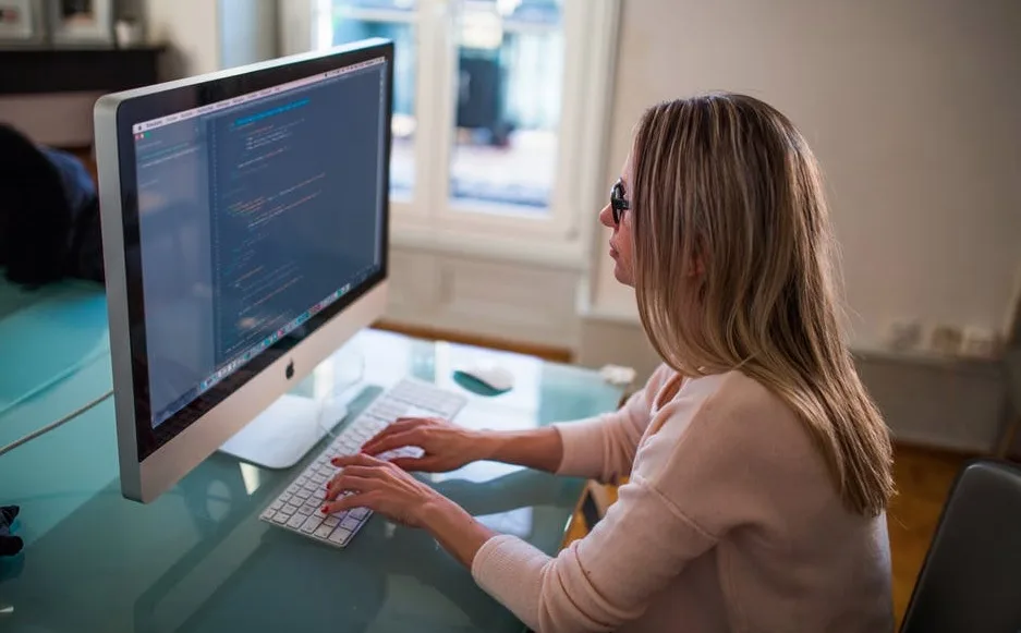 Diferença entre homens e mulheres no mercado de trabalho quase não diminuiu em 27 anos