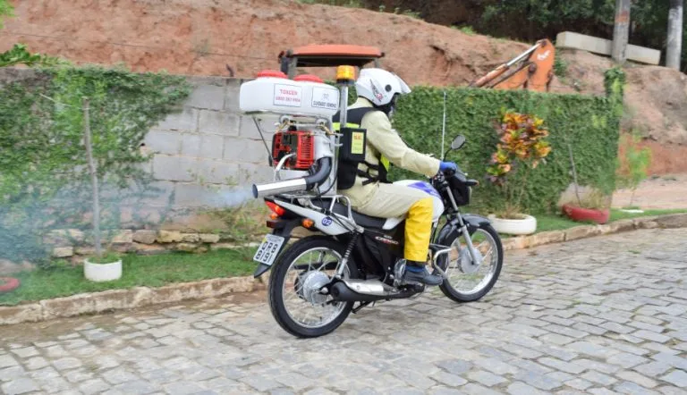 Moto fumacê reforça combate dos mosquitos em Cachoeiro