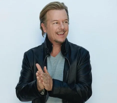 Ator David Spade é hospitalizado após acidente de carro