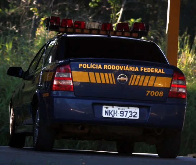 Veículo bate em muro e dois morrem em acidente de madrugada em São Mateus