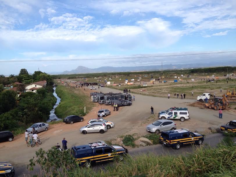 Mais de 200 policiais e helicóptero cumprem mandado de desocupação em terreno na Serra