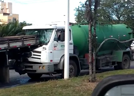 Engavetamento entre ônibus, caminhões e carros deixa trânsito lento na Serra. Assista ao vídeo!