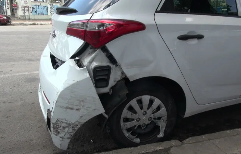 Suspeitos de roubar carro são presos após colidirem com viatura da PM em Vila Velha