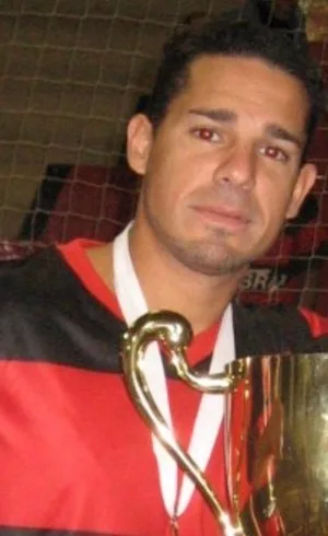 Ex-jogador do Flamengo morre aos 44 anos