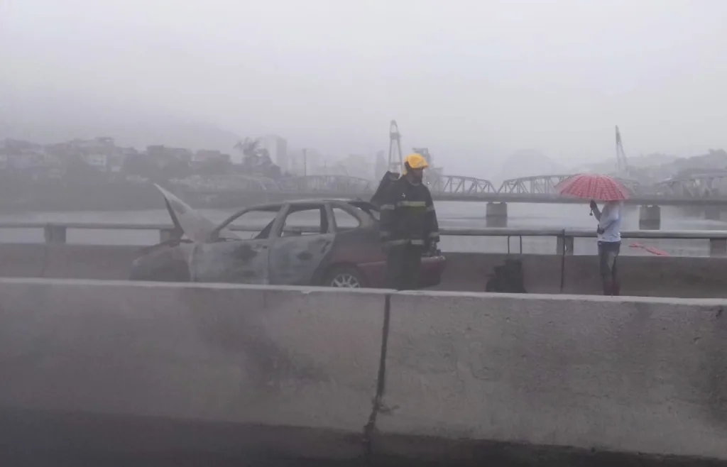 Após duas horas, carro que pegou fogo na Segunda Ponte é retirado e trânsito é liberado