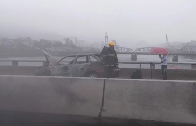 Após duas horas, carro que pegou fogo na Segunda Ponte é retirado e trânsito é liberado