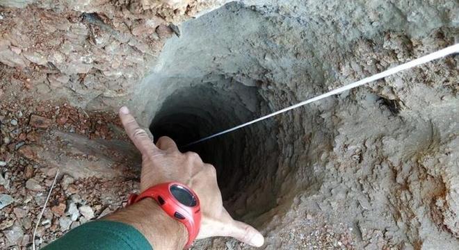 Equipe de resgate luta contra o tempo para salvar vida de criança que caiu em poço