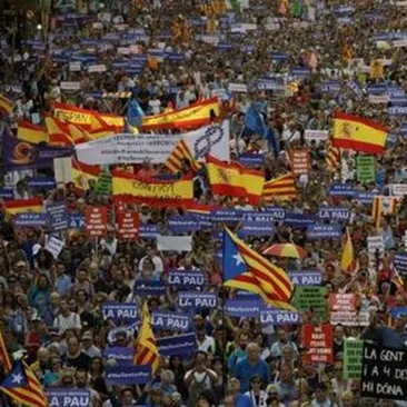 Manifestação contra o terrorismo reúne 500 mil pessoas em Barcelona