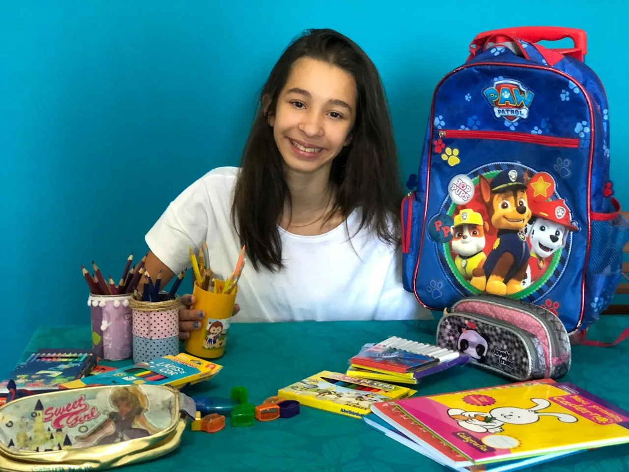 Fofa! Menina de 12 anos faz campanha para arrecadar material escolar para crianças carentes do ES