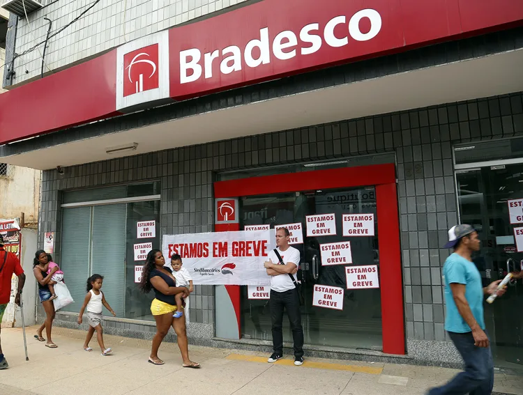 Cresce adesão de bancários à greve no Estado e Febraban diz que não faltará dinheiro em caixas