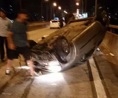 Veículo capota em cima da Terceira Ponte durante a madrugada