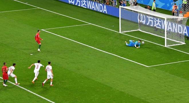 CR7 perde pênalti, Portugal empata com Irã e pega Uruguai nas oitavas