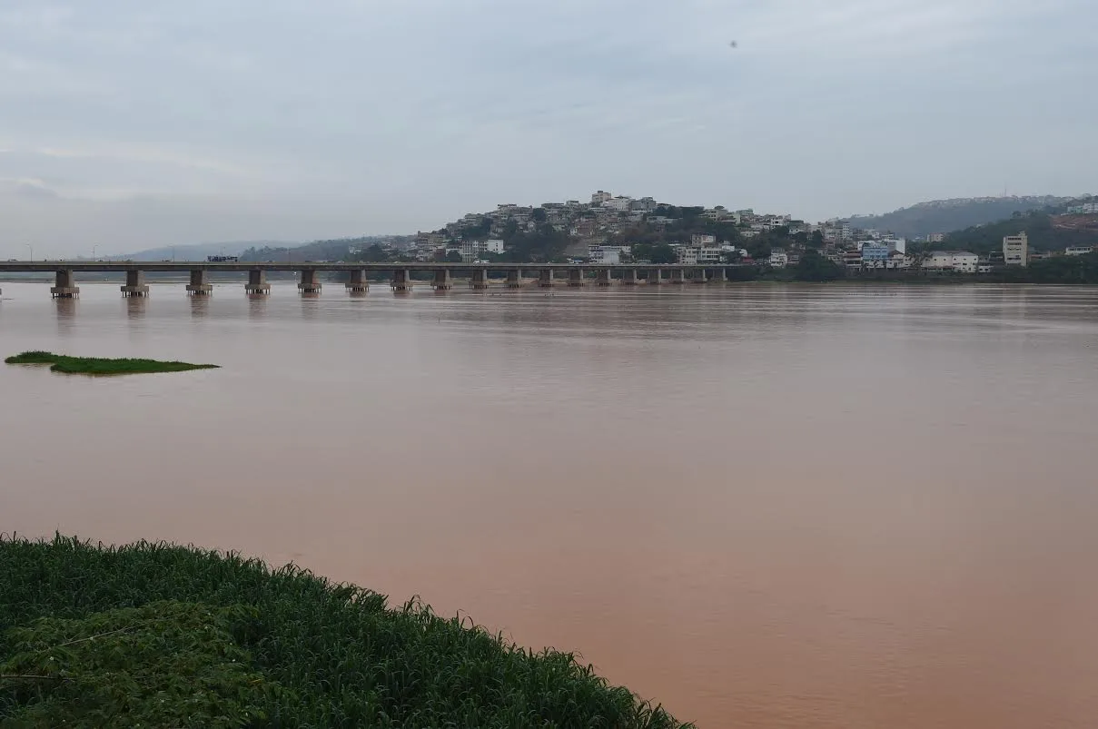 Justiça ordena que Samarco barre chegada da lama ao mar