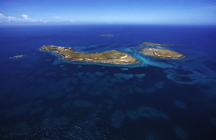 imagem aérea do arquipélago de AbrolhosParque Nacional Marinho dos Abrolhos – BAmarço de 2006