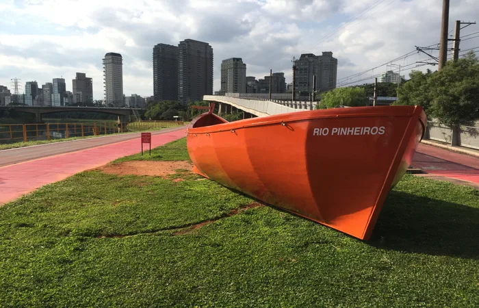 Artista atraca barco às margens do Rio Pinheiros como crítica à poluição