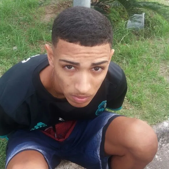 Jovem de 20 anos é detido com meio quilo de maconha e pilotando moto roubada em Vila Velha