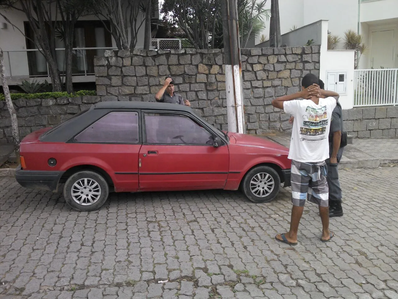 Casais com bebê são flagrados com maconha na Ilha do Frade, em Vitória