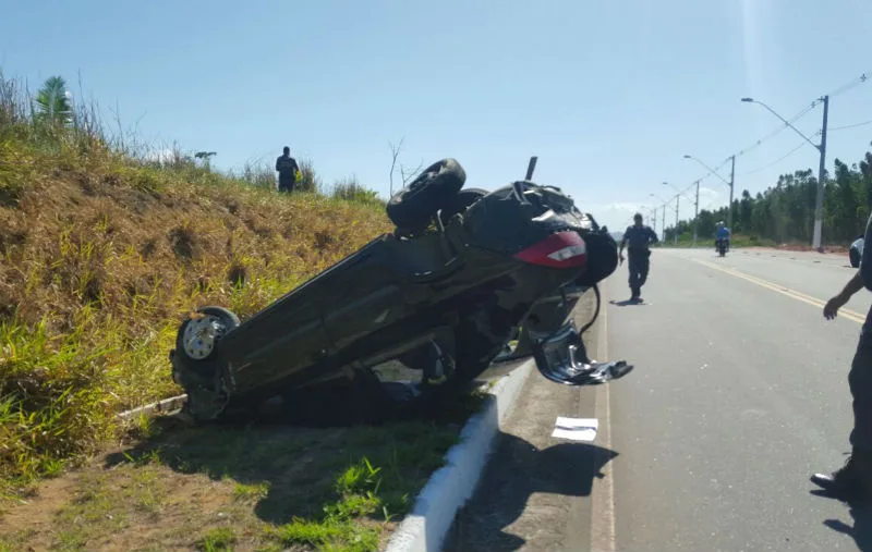 Carro roubado capota durante perseguição na Serra e suspeito é detido