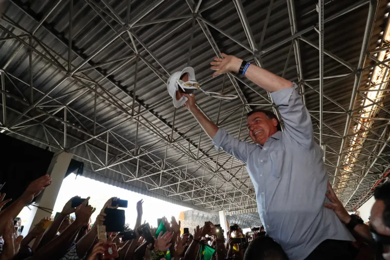 O presidente da República, Jair Bolsonaro, durante desembarque na cidade de Aracaju.