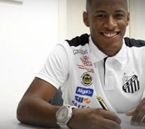 Santos renova contrato do atacante Arthur Gomes até o final de 2021