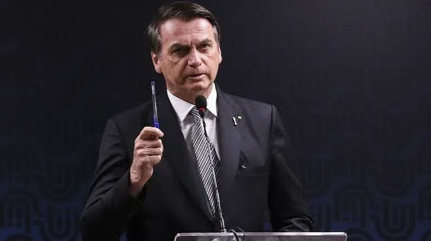 Jair Bolsonaro continua com dieta cremosa, diz boletim médico