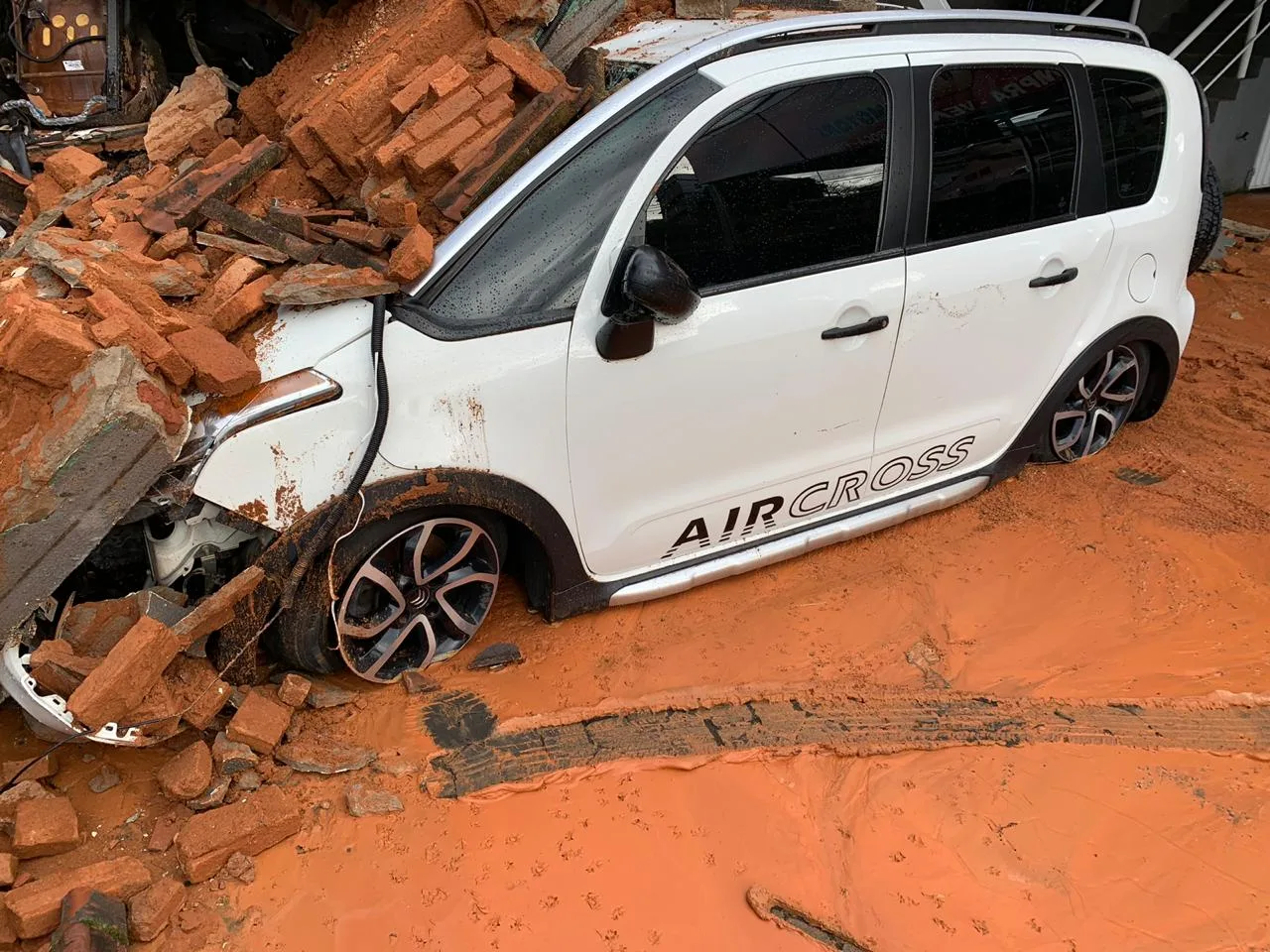 Teto de casa cai e atinge veículos em revendedora de carros de Vila Velha