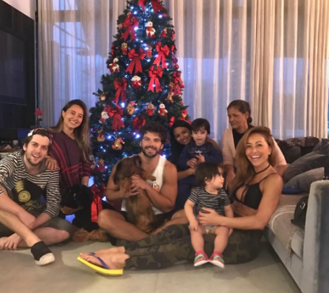 Sabrina Sato e Duda Nagle exibem árvore de Natal após montar decoração com a família