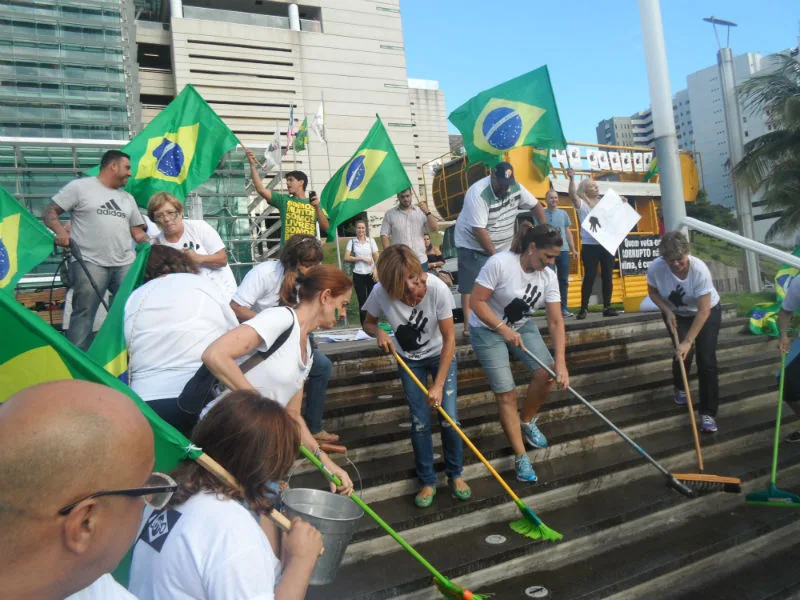 Manifestantes realizam 'faxinaço' simbólico na frente da sede da Petrobras em Vitória