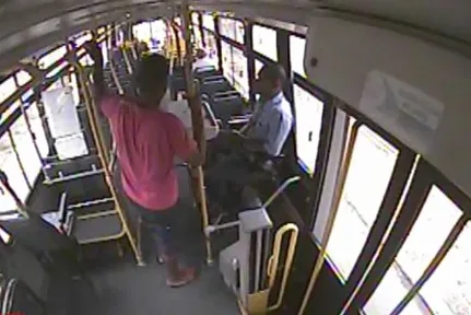 Cobrador de ônibus é esfaqueado em tentativa de assalto em Linhares