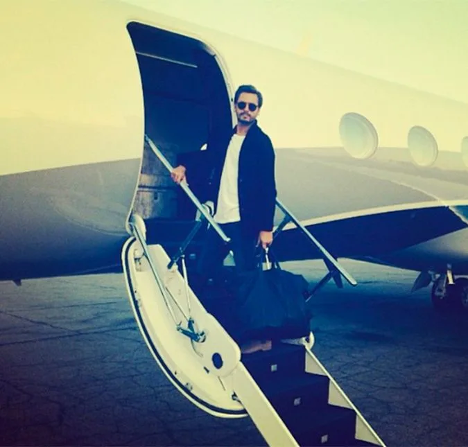 Scott Disick, ex de Kourtney Kardashian, deixa a rehab em grande estilo